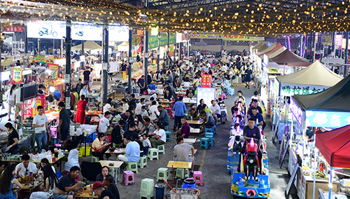 六一夜市人气旺.jpg